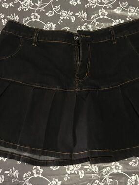 Women’s Black Pleated Mini Skirt - Classic Style